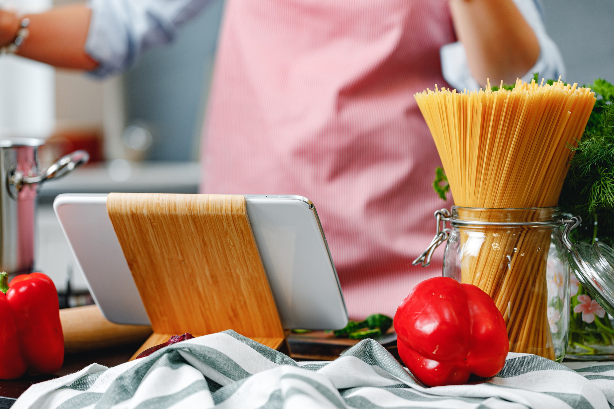 Banco di lavoro con attrezzi da chef e ingredienti selezionati
