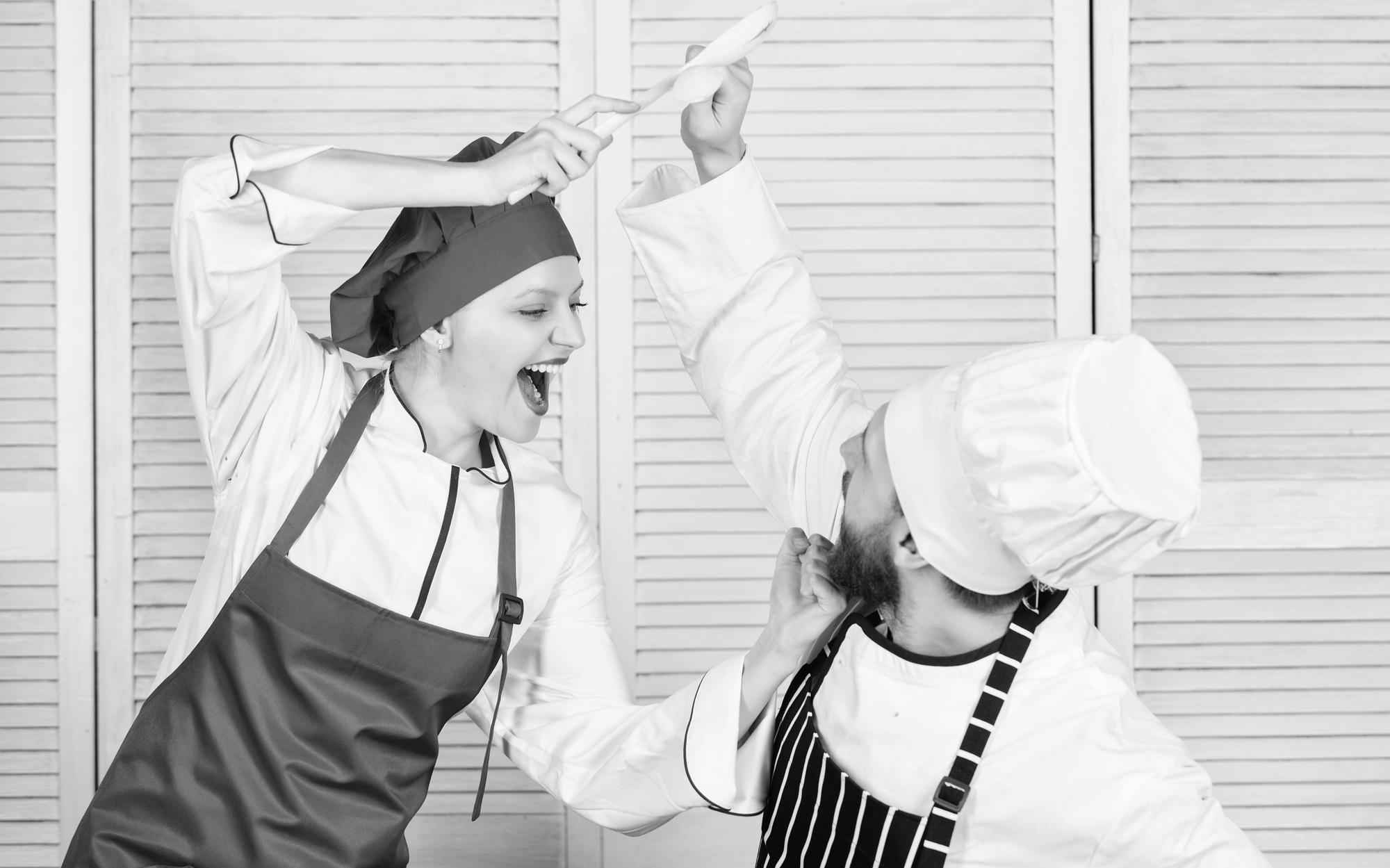 Sala laboratorio con chef che accoglie partecipanti